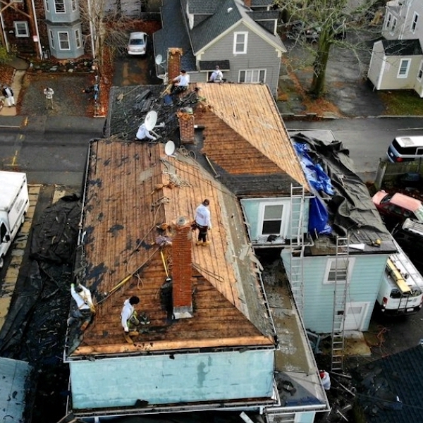 De La Rosa Roofing team at work on a roofing project